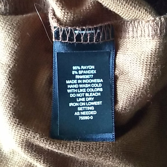 🌺 Silky soft rusty brown button up. - Picture 3 of 3